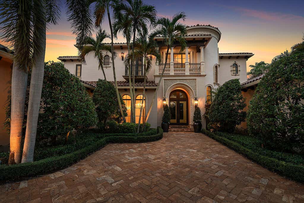 Photo of 9253 Este Lago Drive, Boca Raton, FL 33496 (MLS # B26054111)