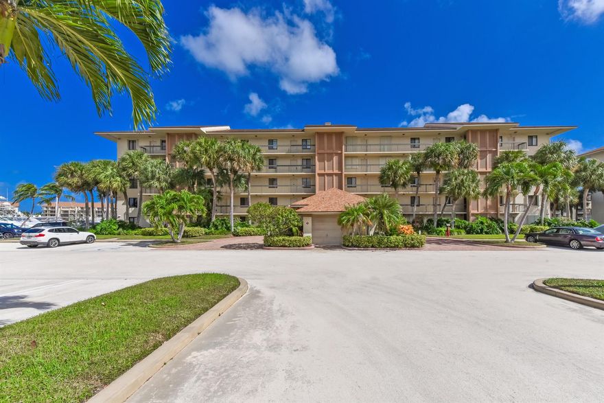 Enjoy watching the boats on the Marina.Walk to shopping and dining.Enjoy the pool, tennis and Intracoastal views from this active community.Short walk to the beach.