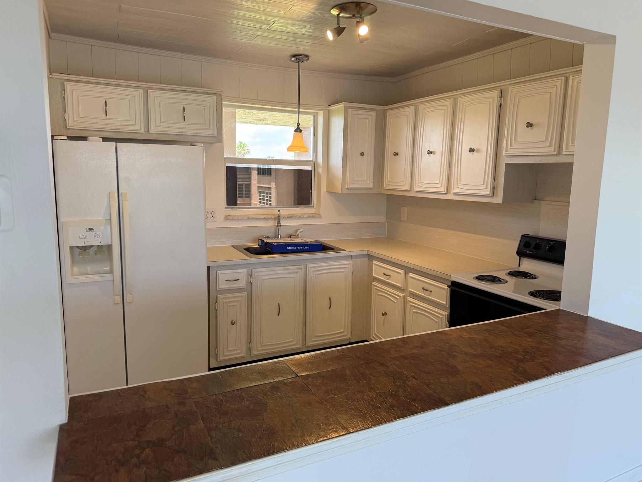 LAKESIDE VILLAGE CONDO 10 - Residential