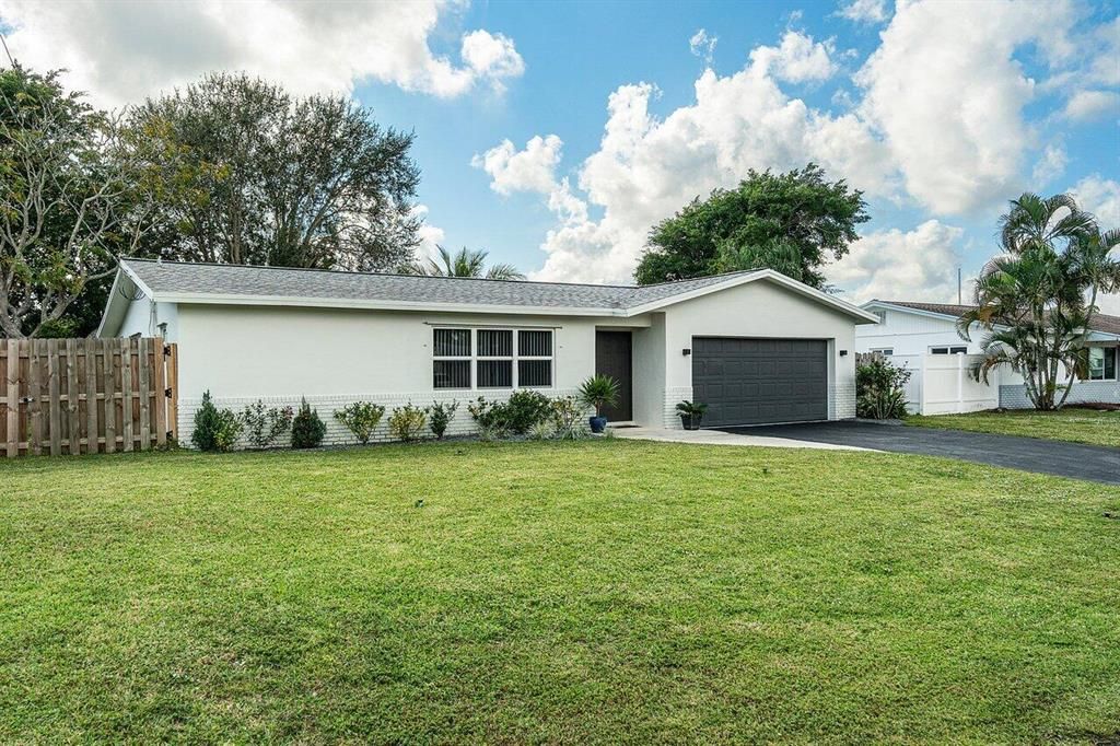 Photo of 1184 SW 28th Avenue, Boynton Beach, FL 33426 (MLS # R10764085)