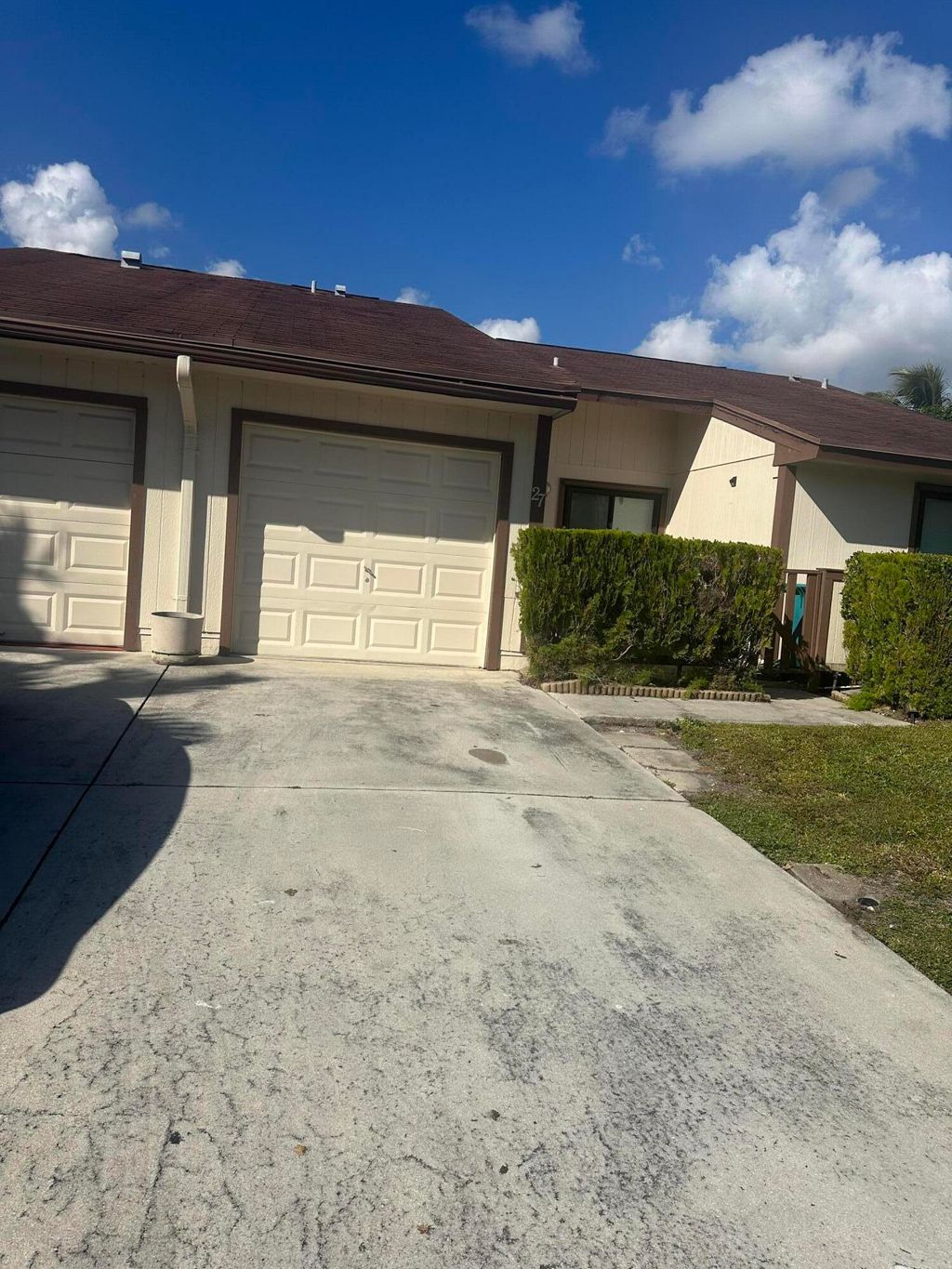 Photo of 27 Kensington Lane, Boynton Beach, FL 33426 (MLS # B26003010)