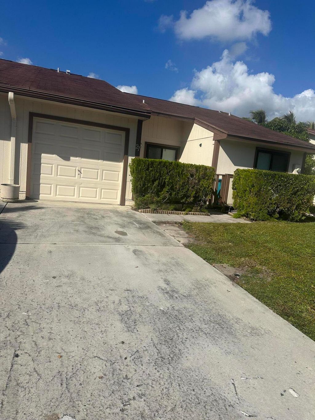 Photo of 27 Kensington Lane, Boynton Beach, FL 33426 (MLS # B26003010)