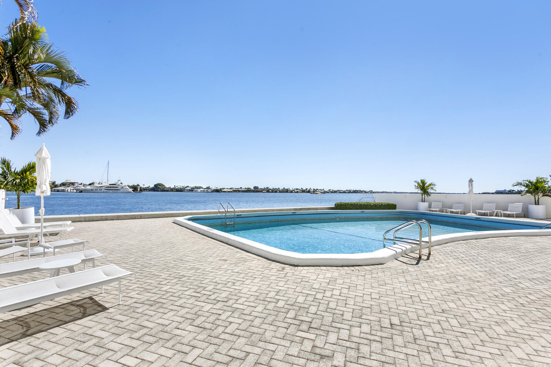 TRIANON CONDO - Residential