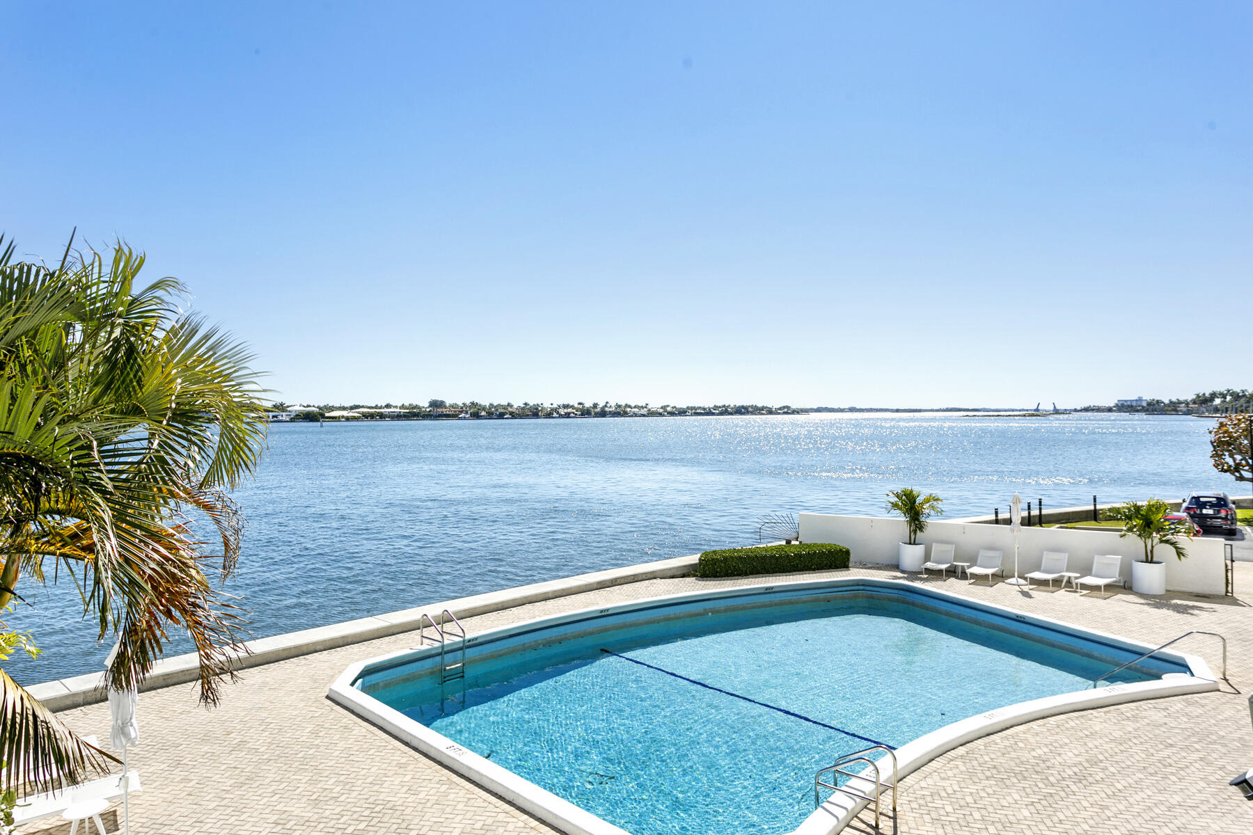 TRIANON CONDO - Residential