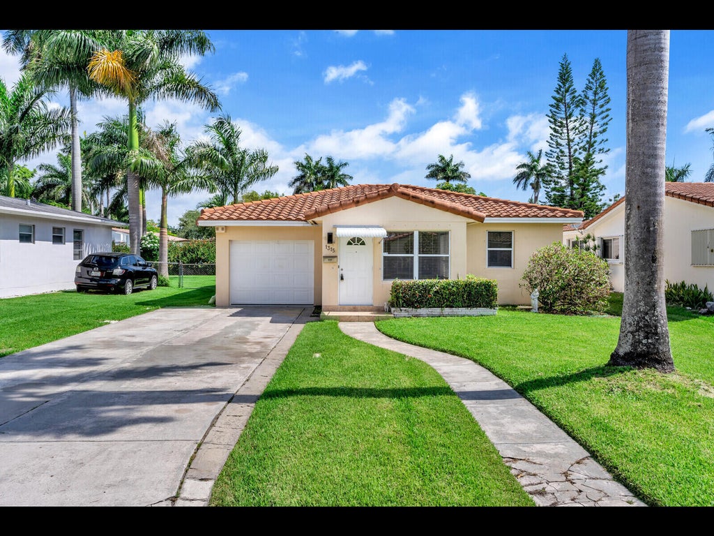Photo of 1315 Buchanan Street, Hollywood, FL 33019 (MLS # B26081495)