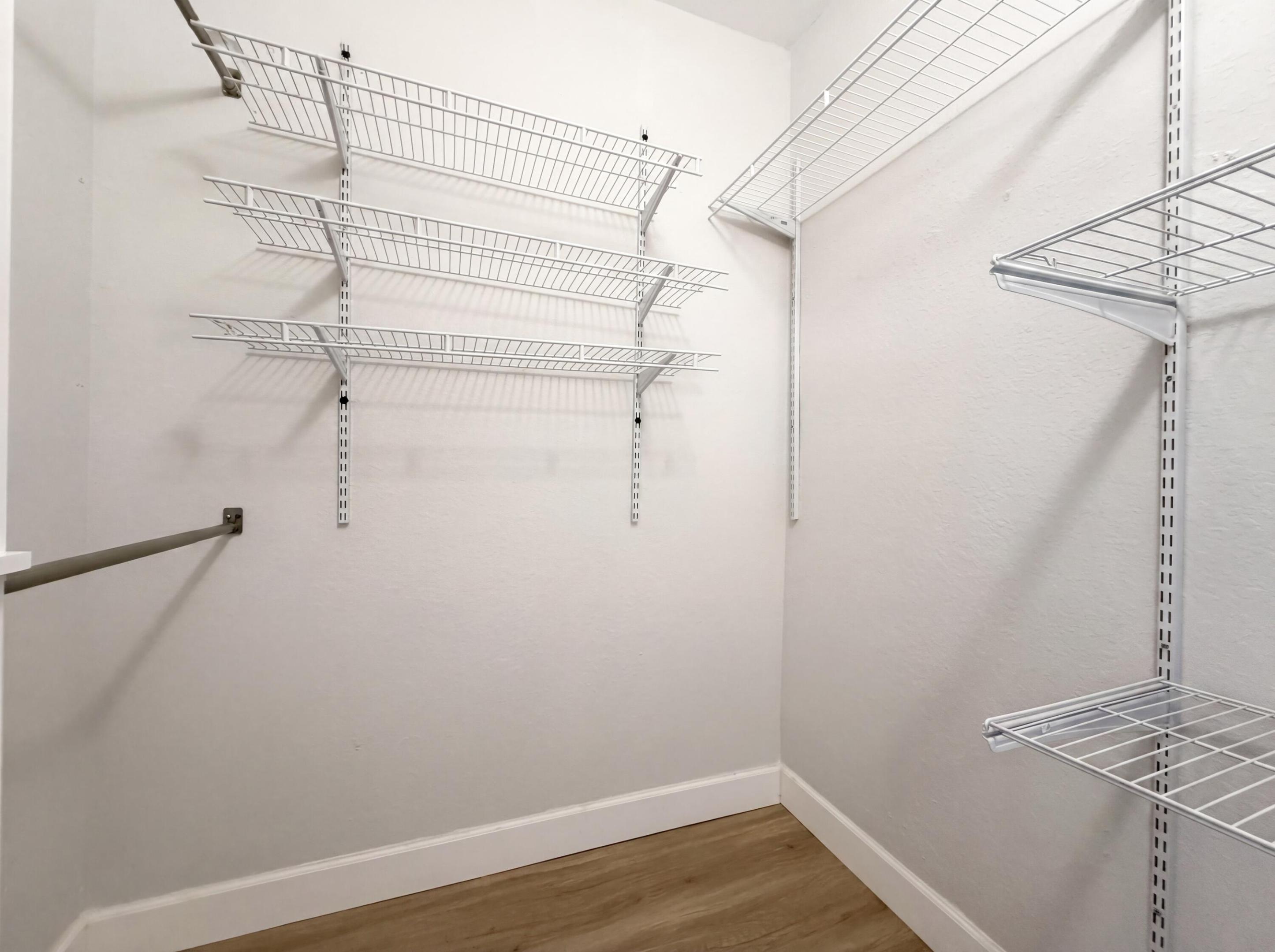 ESCADA 174-84 B - Residential