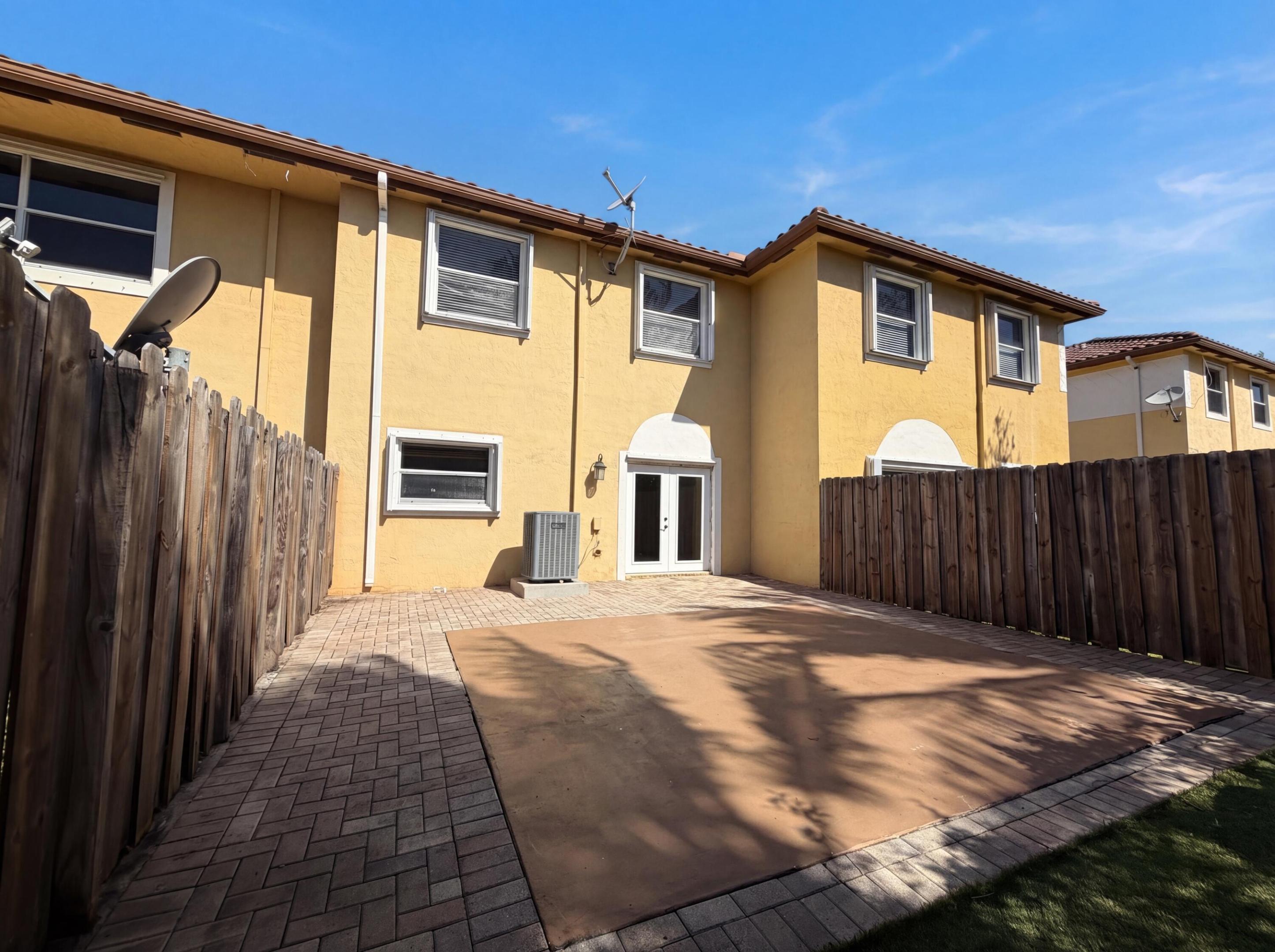 ESCADA 174-84 B - Residential