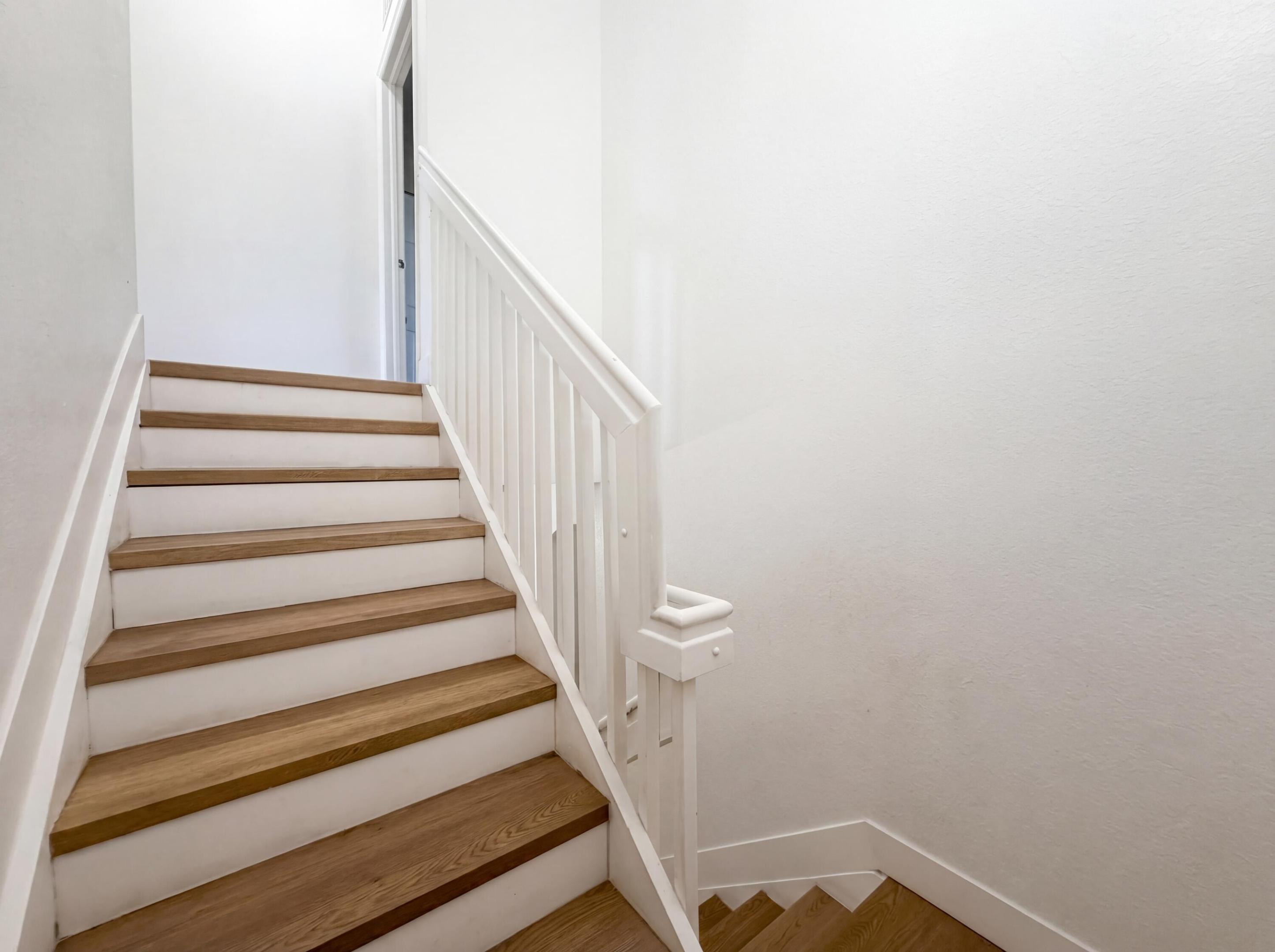 ESCADA 174-84 B - Residential