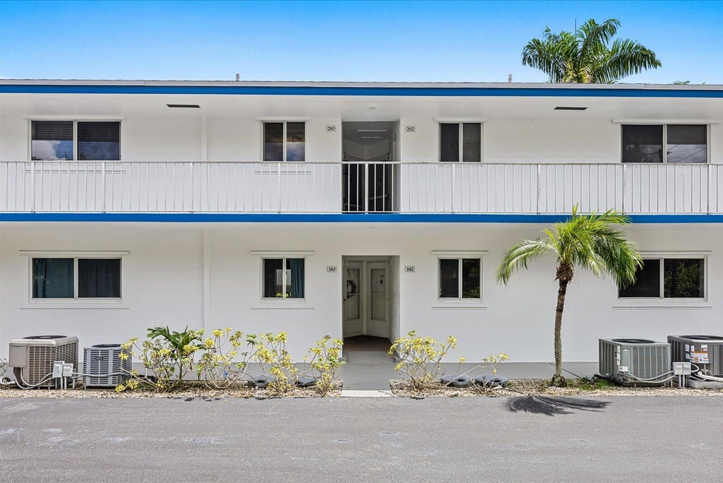 Photo of 2 GARDEN Street #203M, Tequesta, FL 33469 (MLS # B26070097)