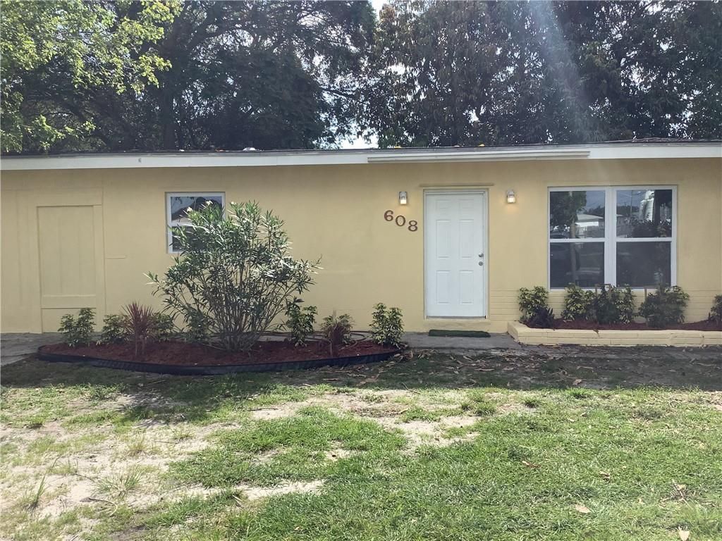 Photo of 608 S 25th St, Fort Pierce, FL 34947 (MLS # F10380581)
