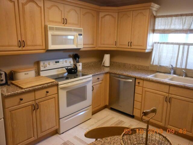 PALM BEACH WINDEMERE COND - Residential Lease