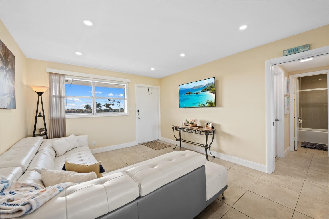 CRYSTAL LAKE 941 - Residential