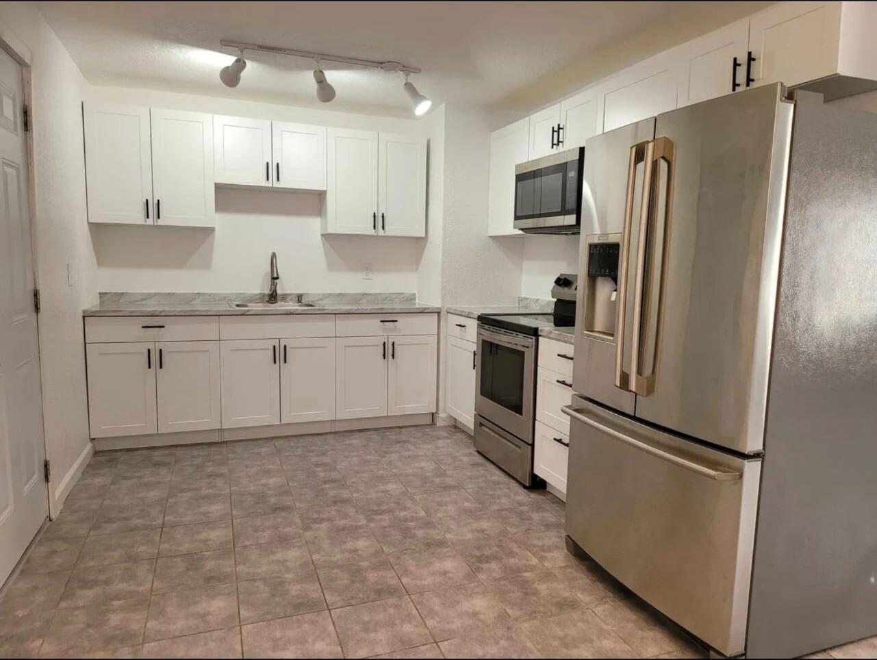 INDIAN HILLS ESTATES - Residential Lease