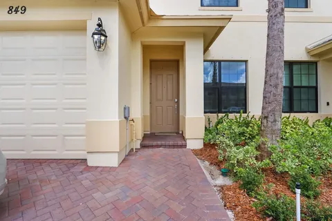 849 S Verona Trace Drive, Vero Beach, FL MLS: R11063401