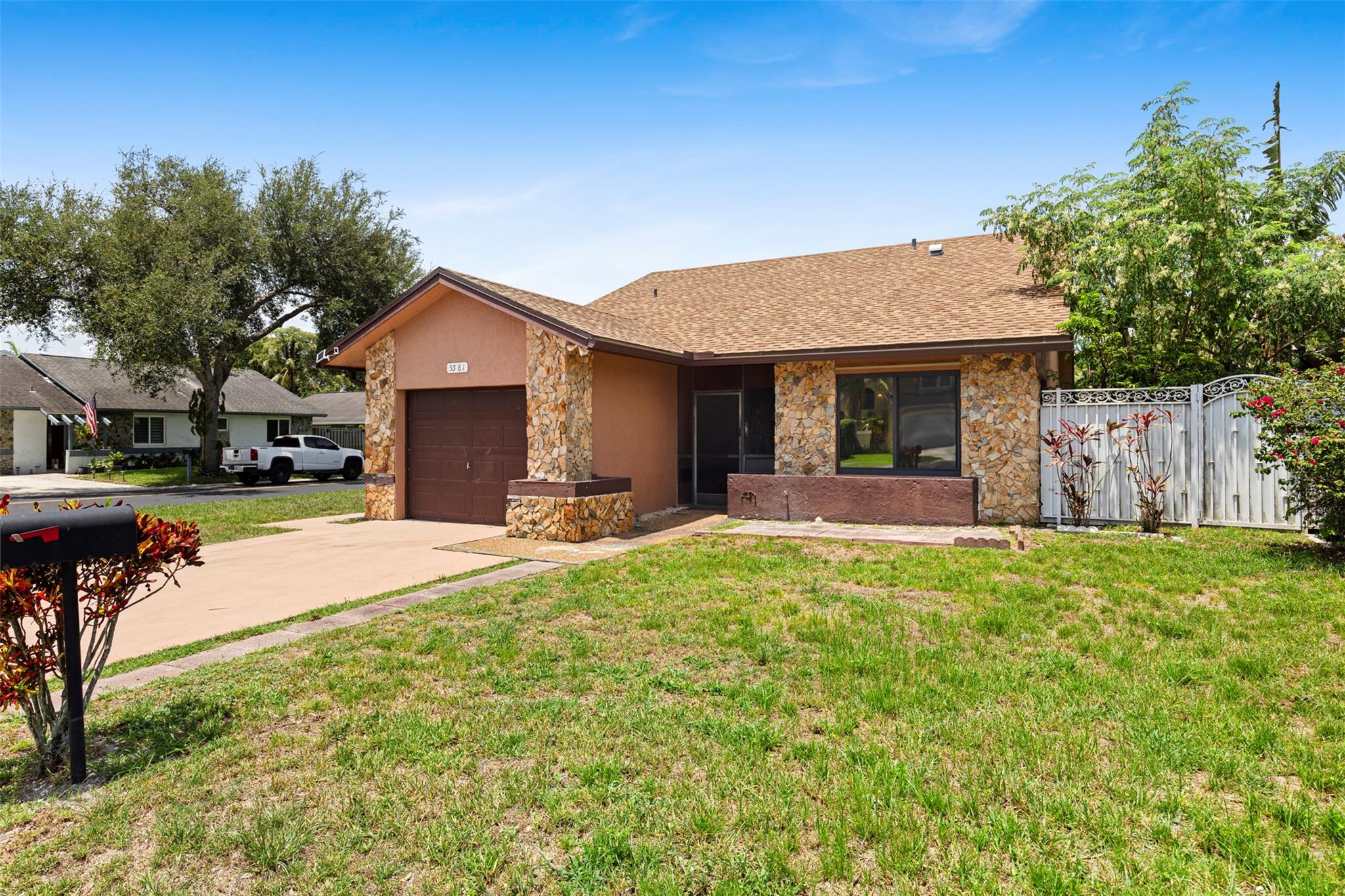 5581 SW 98th Way