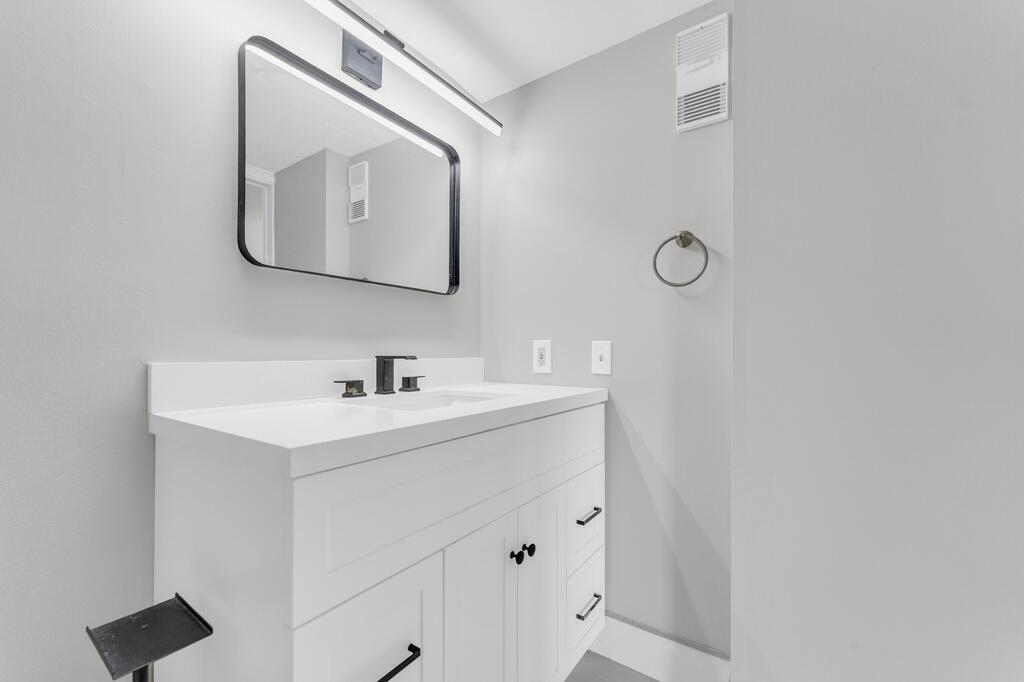 HUNTINGTON LAKES SEC THREE CONDOS - Residential Lease