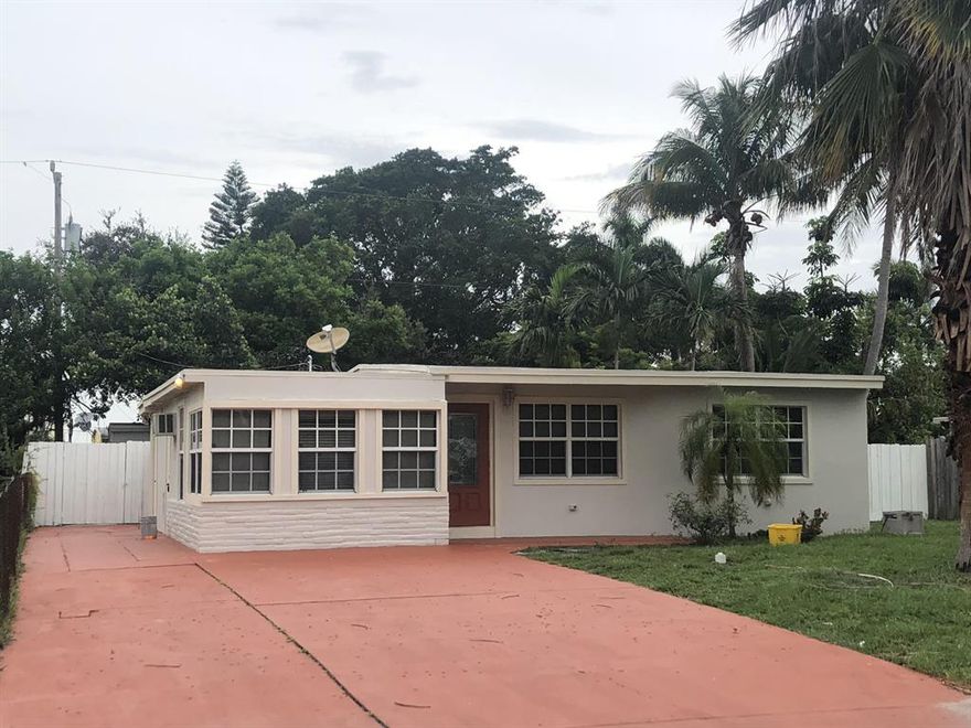 THIS IS THE ONE! BEAUTIFUL, COZY, REMODELED PROPERTY 3/1, NEW KITCHEN CABINETS, NEW BATH CABINETS, NEW APPLIANCES, NEW TILE, NEW FLOORS.