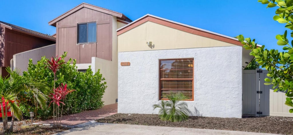 Photo of 1231 THE 12TH FAIRWAY, Wellington, FL 33414 (MLS # B26059096)