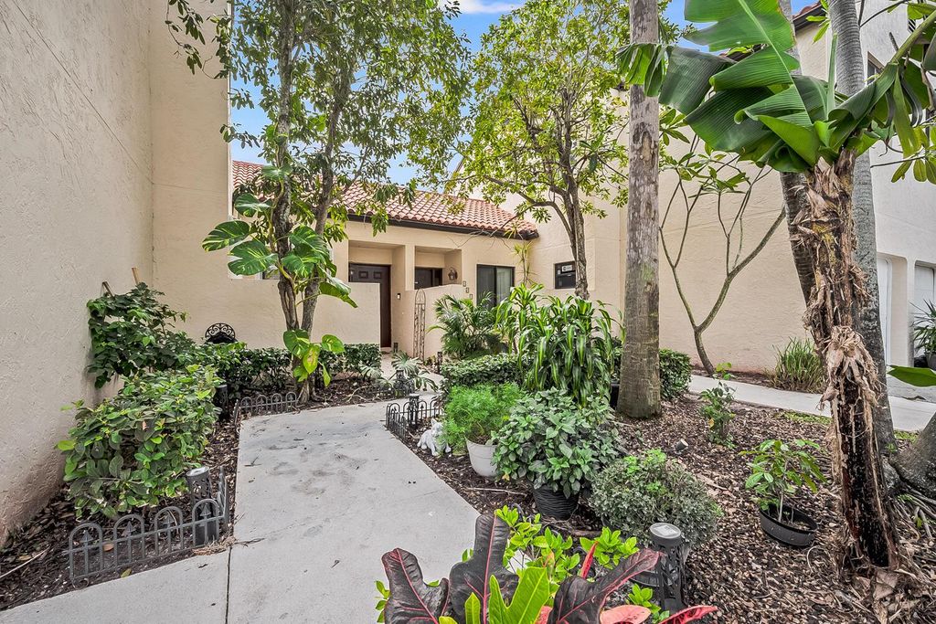 Photo of 15 S Via De Casas Sur #102, Boynton Beach, FL 33426 (MLS # R11063992)