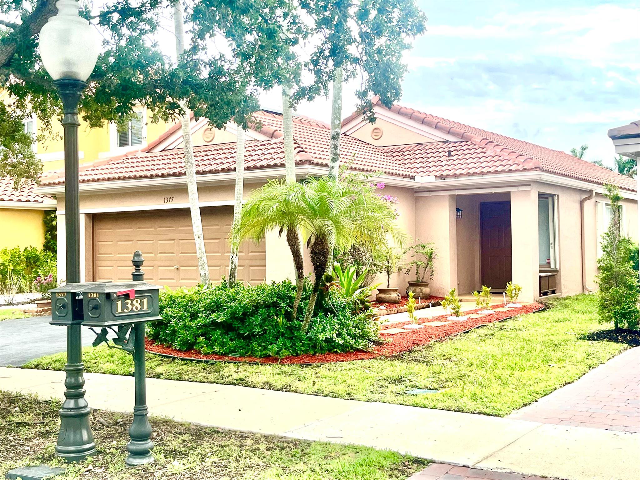 A SINGLE-STORY HOME INTHE MUCH-DESIRED WESTON NEIGHBORHOOD. IT FEATURES MINIMALIST FLOORING AND BATHROOMS STYLE, A BEAUTIFUL LAKE VIEW, AND A PLEASANT AND COMFORTABLE PATIO, IN A VERY QUIET STREET. COMMUNITY HAS POOLS, MINI GULF, SOCCER FIELD, PLAYGROUND, PICKLEBALL COURT, MULTI-COURT. WALKING DISTANCE TO GATOR RUN ELEMENTARY SCHOOL, AND SCHOOL BUS STOP FOR MIDDLE AND HIGH SCHOOL JUST STEPS AWAY. LOCATED NEAR THE FREEWAY EXIT, CLOSE TO SHOPPING AND RESTAURANTS, AND WALKING DISTANCE TO THE CLUBHOUSE. THE OWNER IS THE SECOND OWNER OF THE PROPERTY.