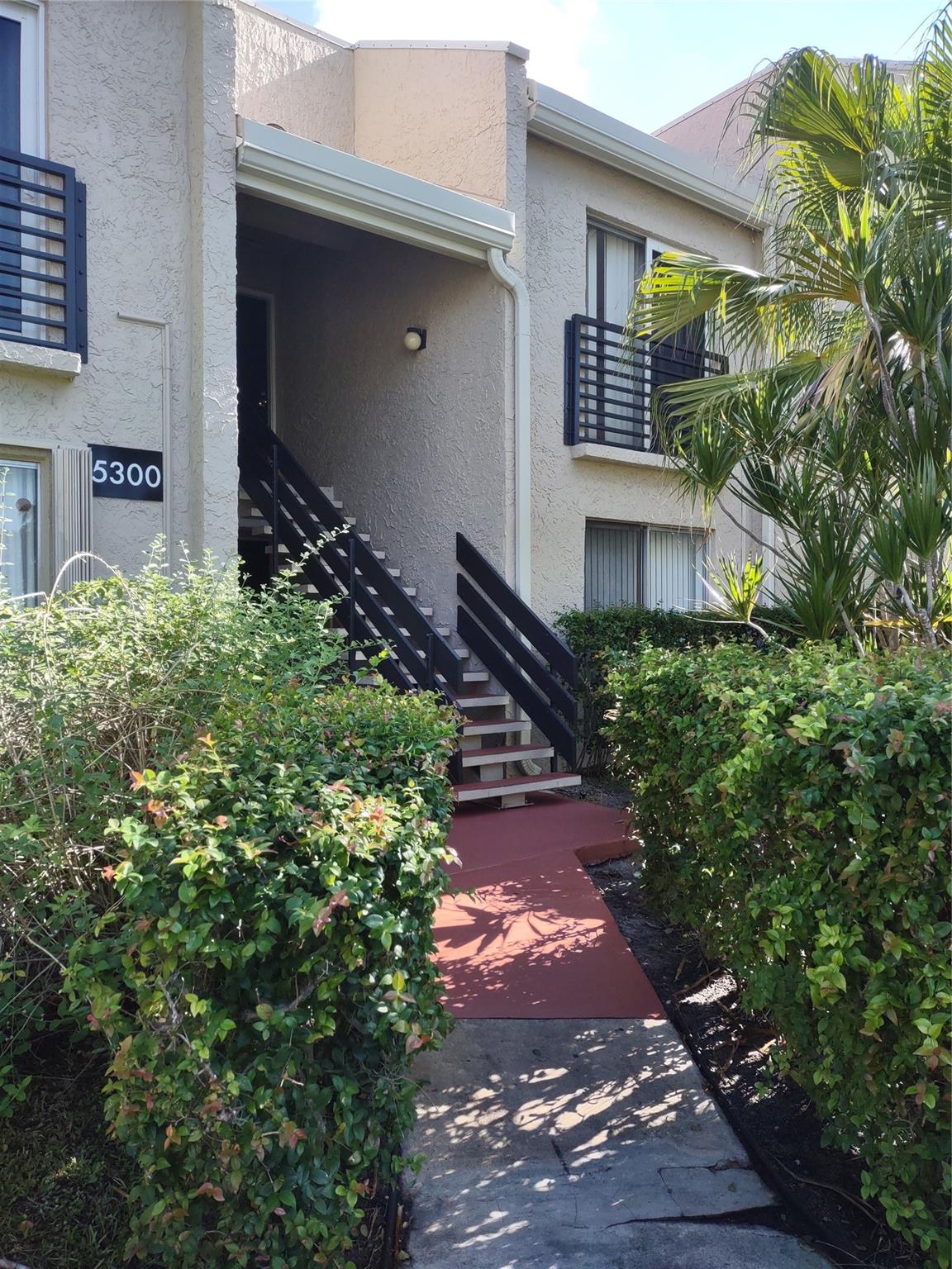 GREAT 3 BR/2BA CORNER UNIT ON 1ST FLOOR. TILE FLOORS THRU OUT. UPDATED KITCHEN WITH STAINLESS APPLIANCES. WASHER & DRYER IN UNIT. UPDATED BATHS. TILED AND SCREENED PATIO. KITCHEN OFF OF FAMILY ROOM. GATED COMMUNITY INCLUDES 2 POOLS, LAUNDRY FACILITY, EXERCISE ROOM, AND COMMUNITY ROOM. CLOSE TO SHOPPING, RESTAURANTS, BEACH, SCHOOLS, EXPRESSWAY, AND AIRPORT. ASSN REQUIRES MIN 650 CREDIT SCORE, MIN $35K ANNUAL SALARY. ANNUAL SALARY CAN BE COMBINED. LOCATED IN A GREAT LOCATION AND A NICE PLACE TO LIVE.
