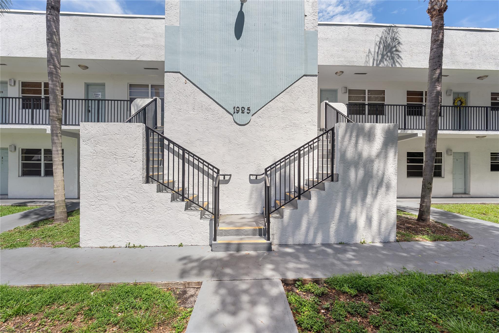 LARGE CORNER UNIT 1/1 WITH TILED FLOORS, VERY SPACIOUS AND ROOMY INSIDE. IT INCLUDES WATER AND TRASH IN THE MAINTENANCE FEES. CLOSE TO YOUNG CIRCLE AND THE HOLLYWOOD NIGHTLIFE.
VERY CENTRALLY LOCATED, CLOSE TO SHOPPING, THEATERS, DON'T MISS OUT ON THIS DREAM UNIT.