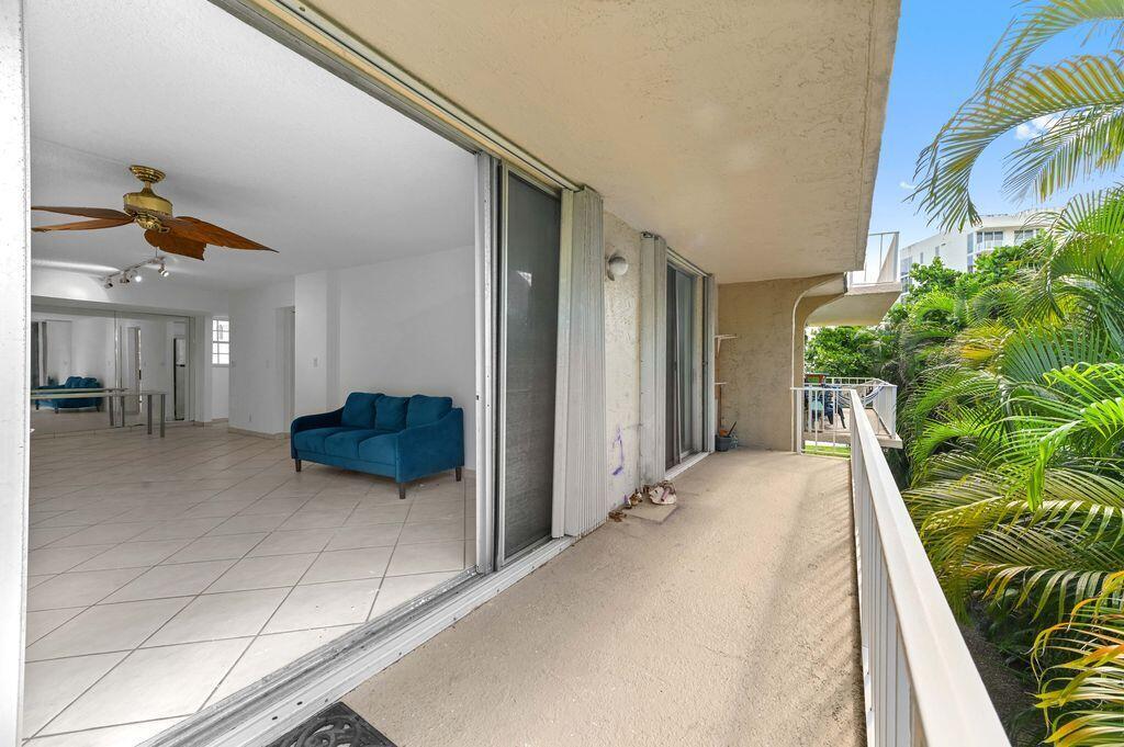 WONDERFUL SPLIT 2/2 UNIT NEWLY PAINTED. COME LIVE THE BEACH LIFE WITH ACCESS ACROSS THE STREET FROM THE BUILDING AND INDULGE LUNCH ON THE PUBLIC SOUTH PB BEACH. ENJOY GREAT SHOPPING, ENTERTAINMENT, FABULOUS STORES AND GROCERY SHOPPING AT PUBLIX IN THE PLAZA DEL MAR SHOPPING CTR AND DO NOT FORGET TO VISIT THE 5*****HOTEL EAU ACROSS THE SHOPPING CENTER TO SATISFY YOUR SENSES IN THE RESTAURANTS AND SPA.