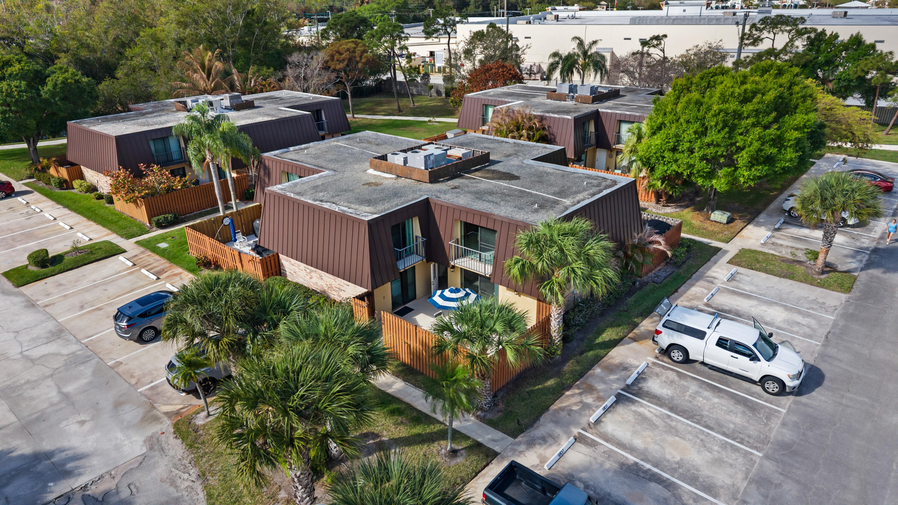 EMERALD LAKES - Residential