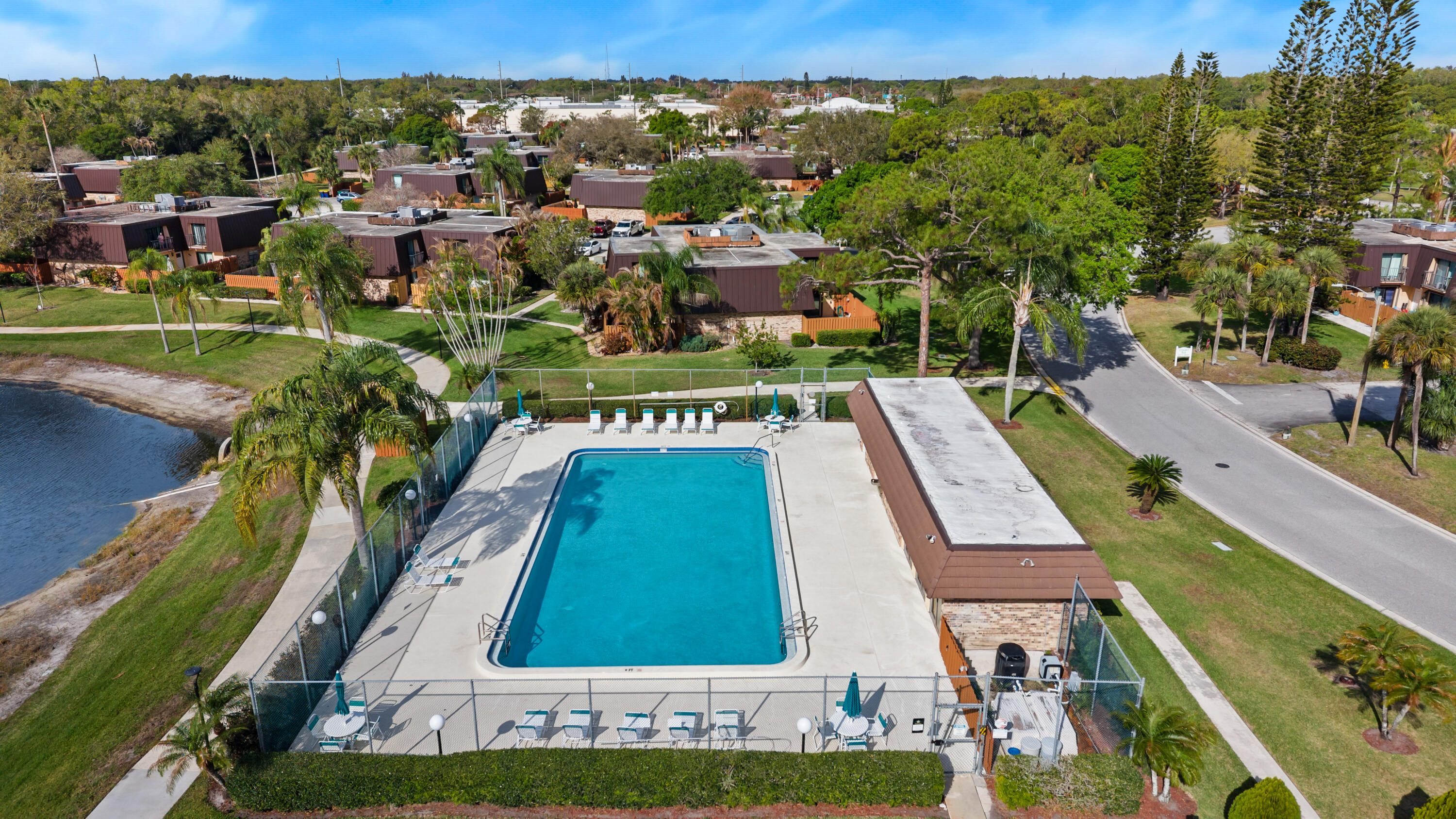 EMERALD LAKES - Residential