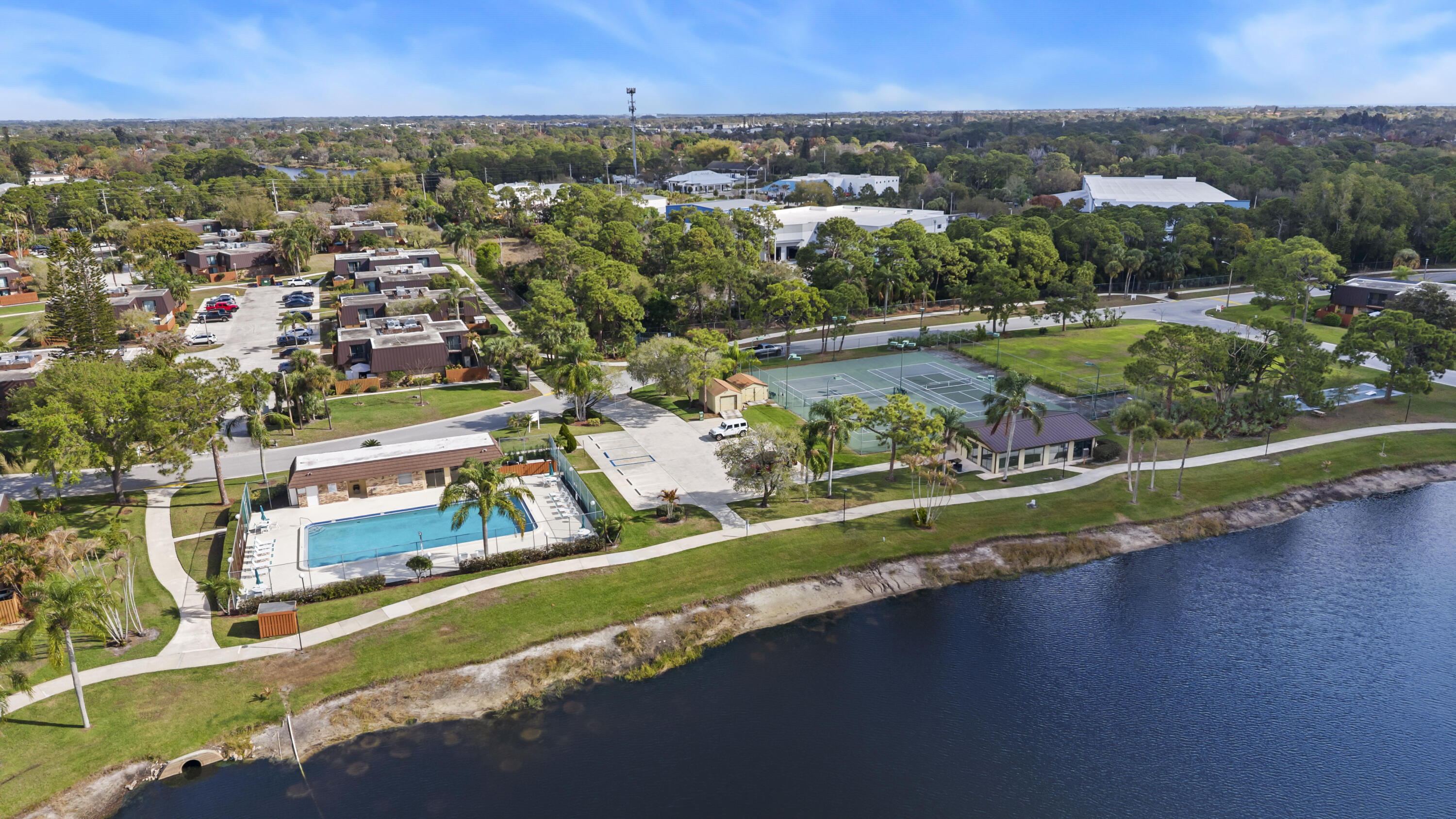 EMERALD LAKES - Residential