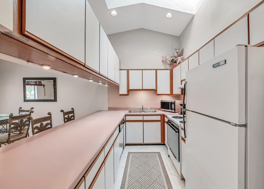 REDDING MANOR CONDO - Residential