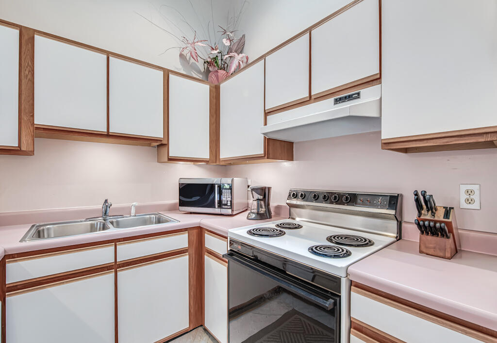 REDDING MANOR CONDO - Residential