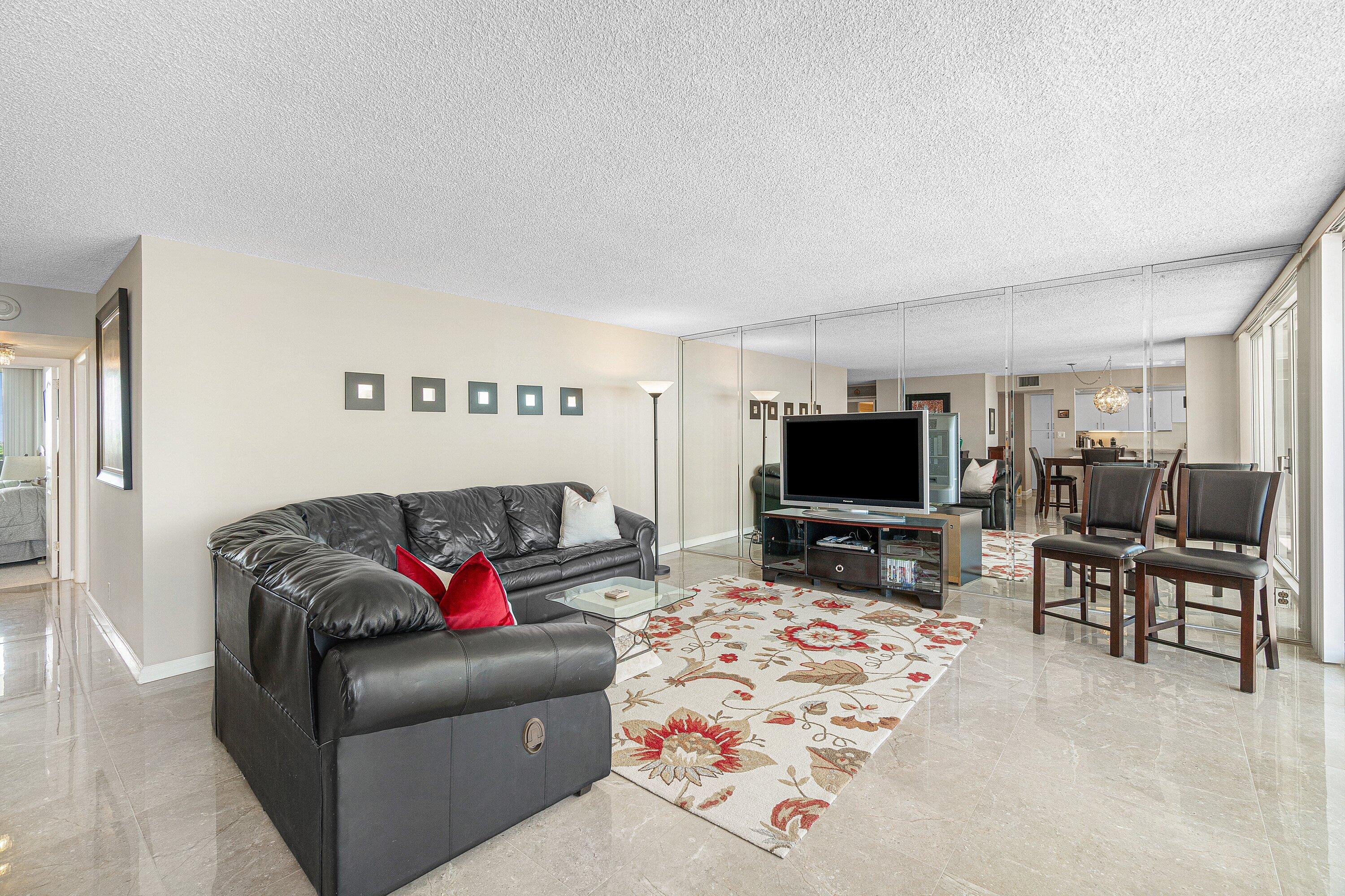 2000 S Ocean Boulevard 8-D, Boca Raton, FL, 33432/$1,190,000 3 2000 S Ocean Boulevard 8-D