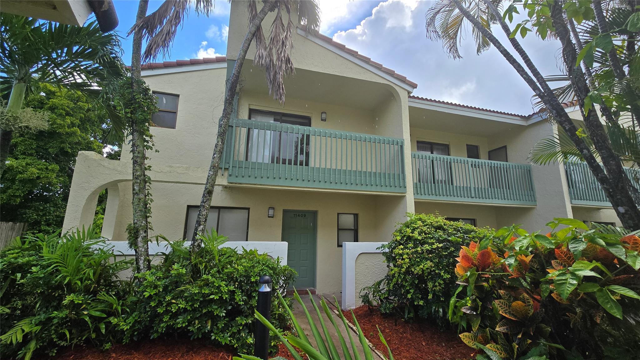 **SPACIOUS CORNER TOWNHOME WITH FULL WASHER & DRYER**OPEN PATIO & BALCONY OF MASTER BEDROOM**WATER INCLUDED IN RENT