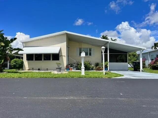 Charming Mobile Home in Lake Worth - 55+ Community Palm Breezes, Beautiful 3-bedroom, 2-bathroom home with fantastic amenities including a pool, clubhouse, and sports courts. Prime location near shopping centers, restaurants, public transportation, and just minutes from the beach! Parking included - ready for your comfort. Great opportunity, don't miss out!.