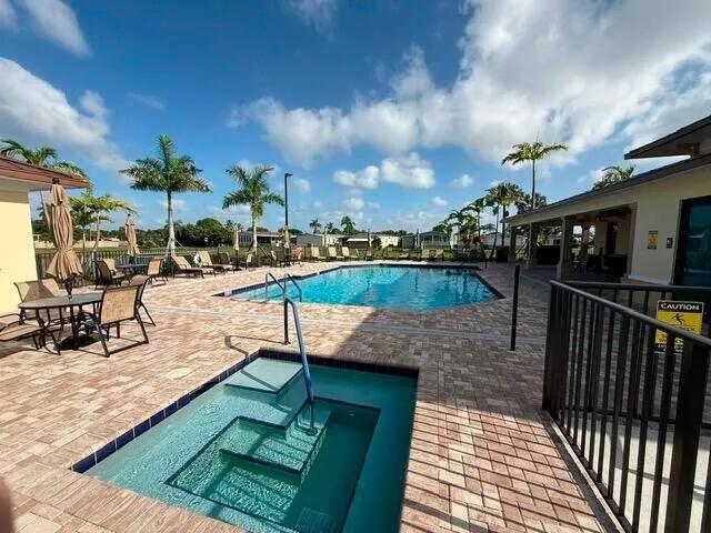 PALM BREEZES - Residential