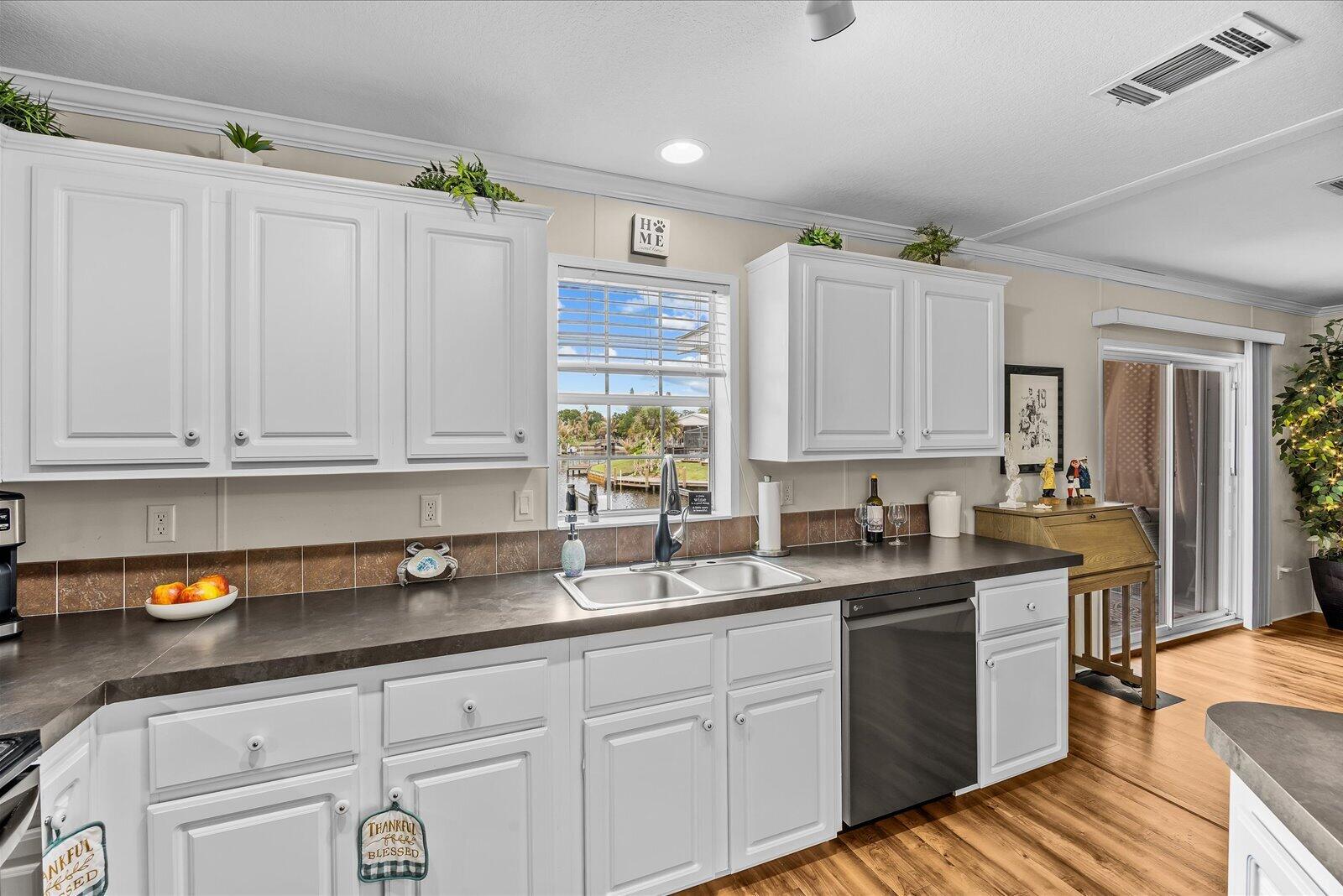 121 SE Paradise Place