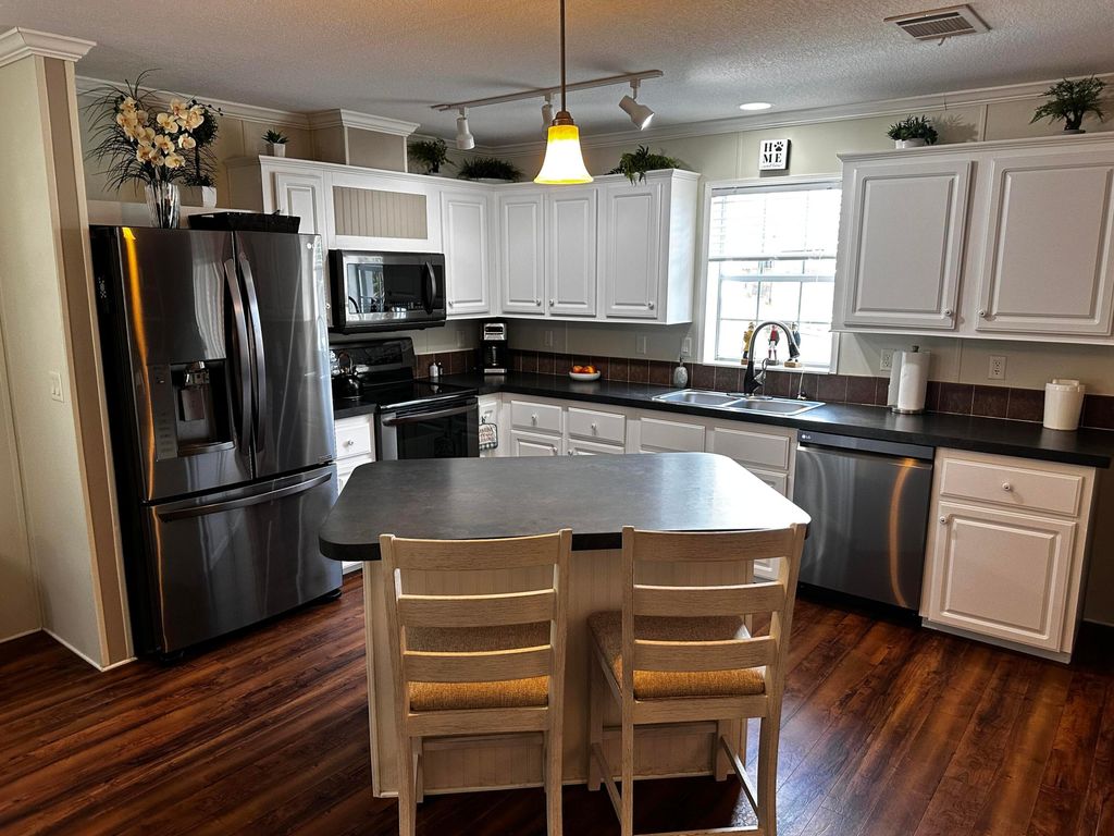 Photo of 121 SE Paradise Place, Stuart, FL 34997 (MLS # B26010051)