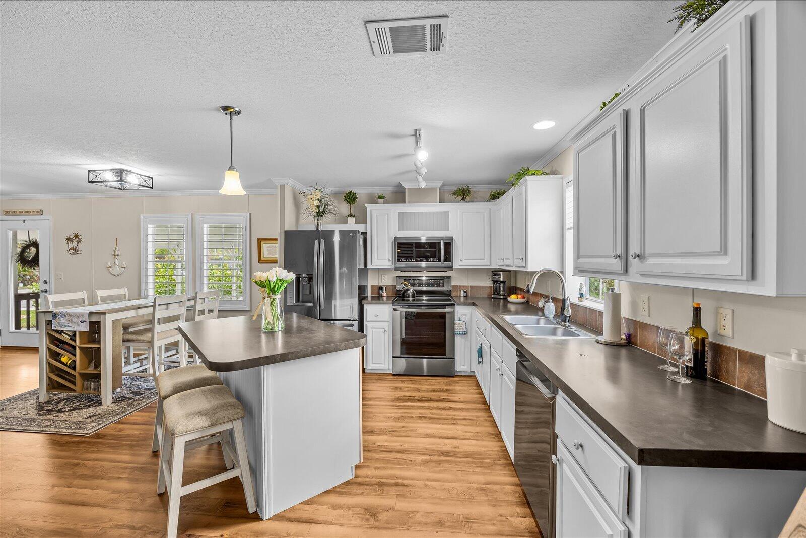 121 SE Paradise Place