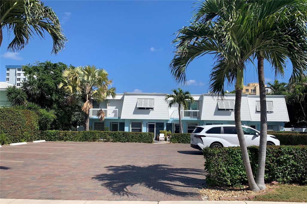 Photo of 842 SE 19th Avenue, Deerfield Beach, FL 33441 (MLS # F10504744)