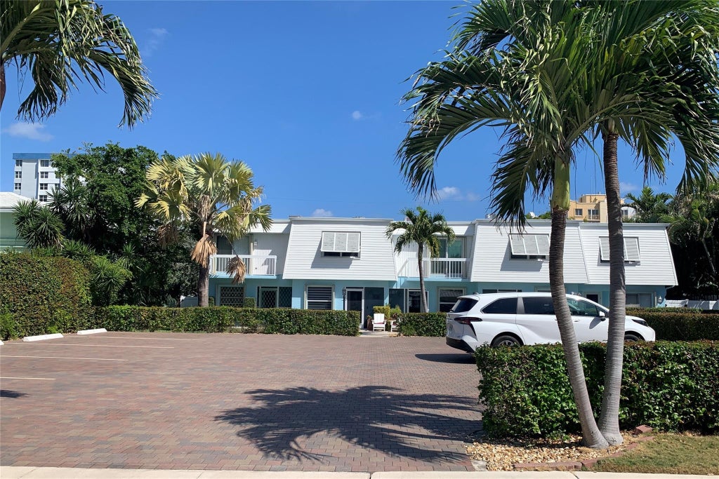 Photo of 842 SE 19th Avenue, Deerfield Beach, FL 33441 (MLS # F10504744)