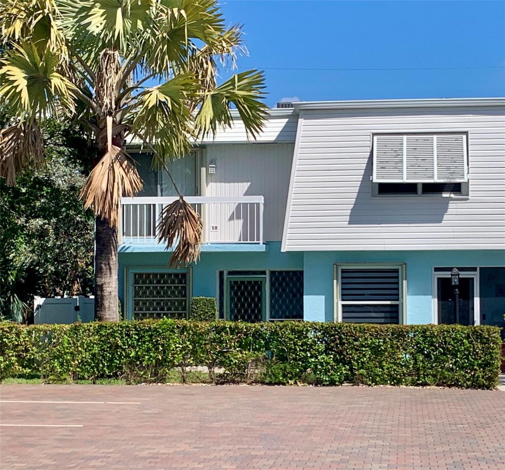 Photo of 842 SE 19th Avenue, Deerfield Beach, FL 33441 (MLS # F10504744)