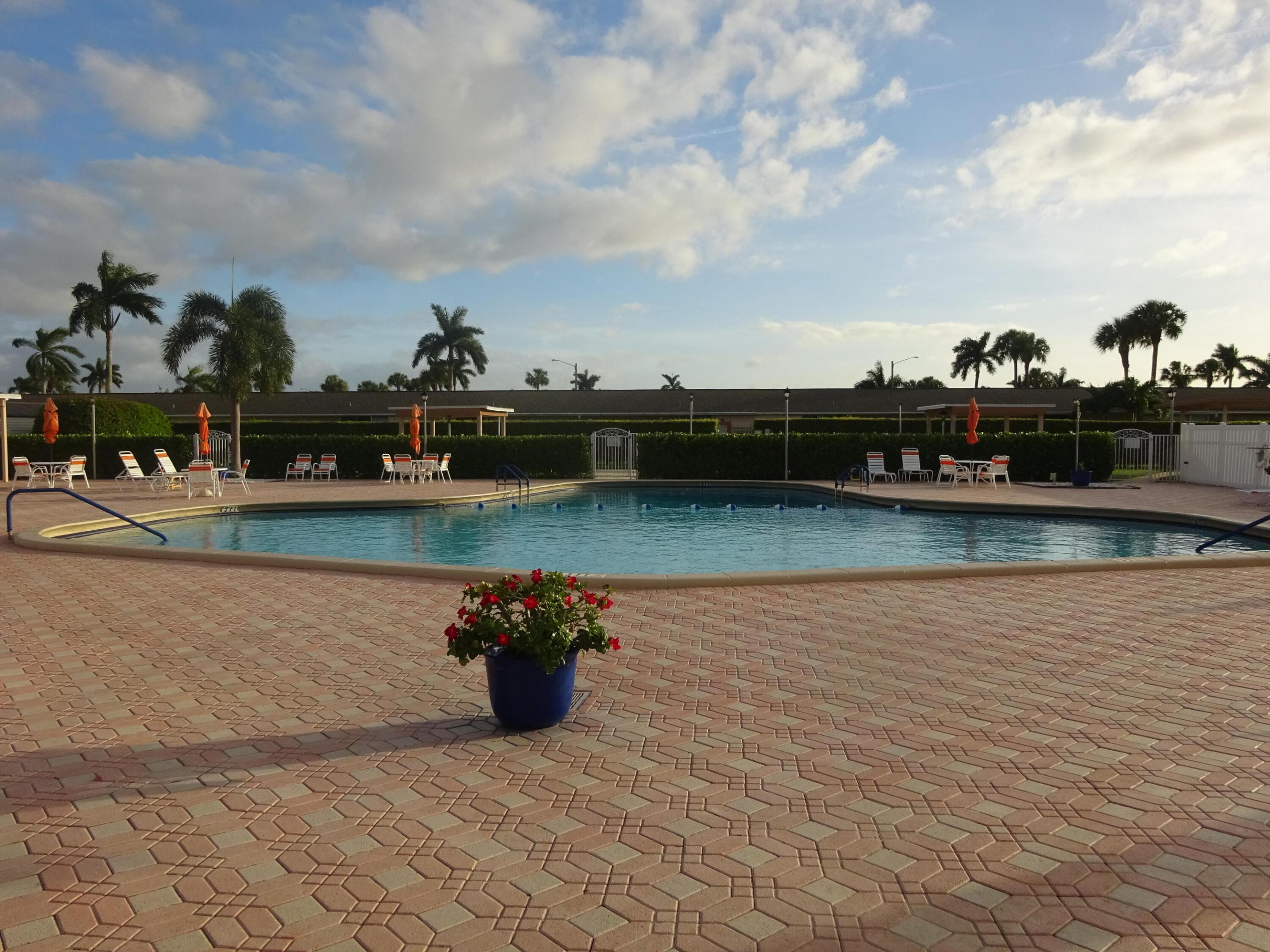 CRESTHAVEN VILLAS 28 CONDO - Residential