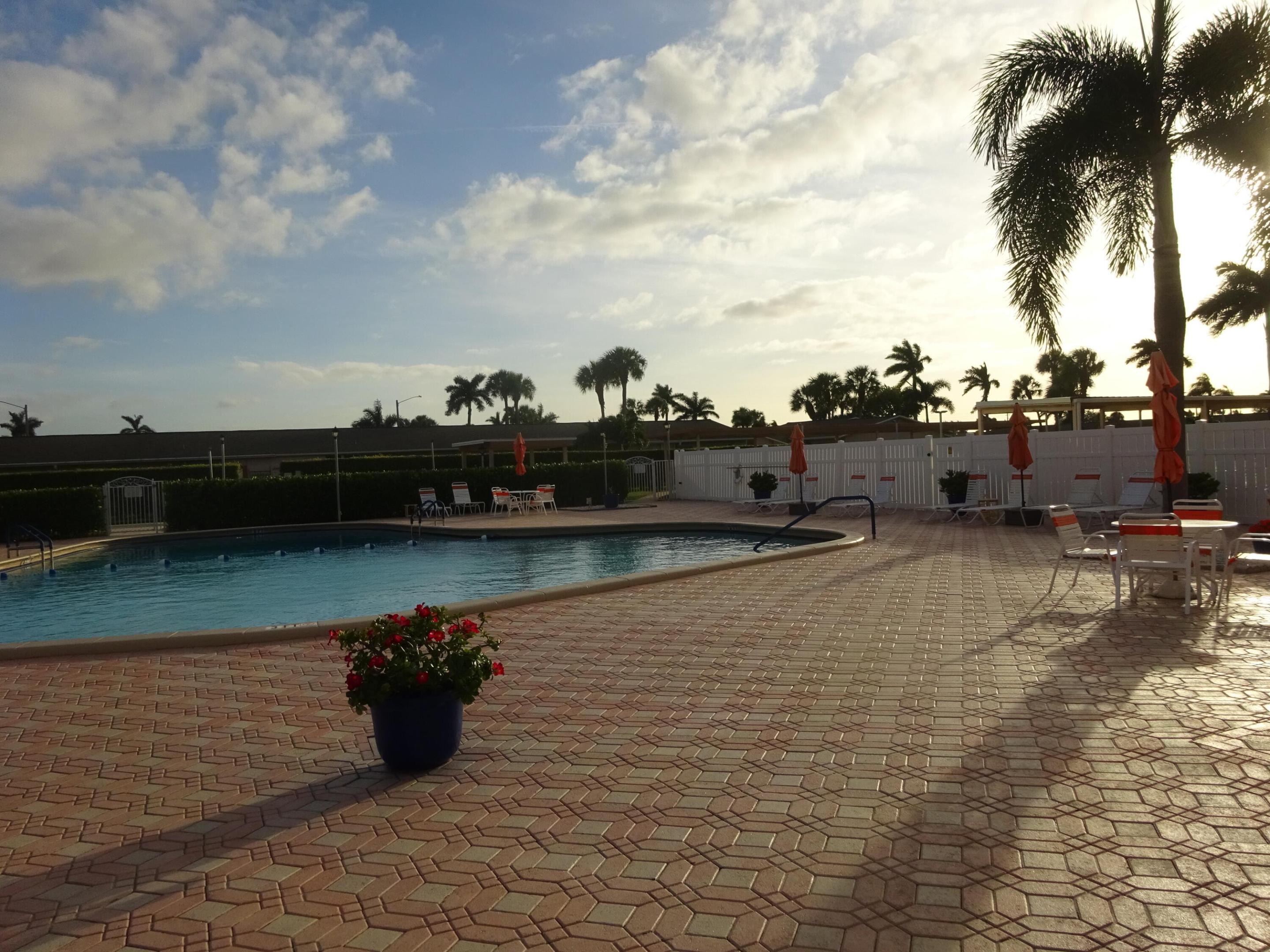 CRESTHAVEN VILLAS 28 CONDO - Residential