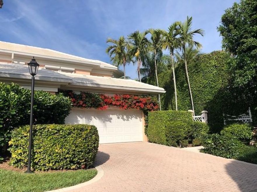 Newly painted, rare opportunity to own a corner townhouse at the Brazils! Oversized terrace, well maintained property, private pool. Lives like a house. Pets OK! Small boutique community of only 8 townhouses, beautifully managed.
A Must See!