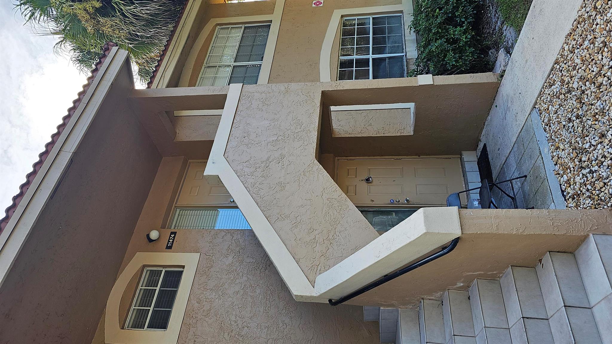 Fully updated unit with new stainless steal appliances, on the second floor corner, near schools and major main roads!!!!!!