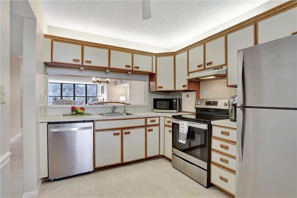 APPLEWOOD VILLAGE - Residential