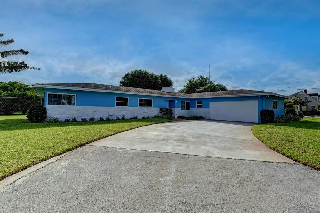 Photo of 200 NW 2nd Street, Delray Beach, FL 33444 (MLS # R10714691)