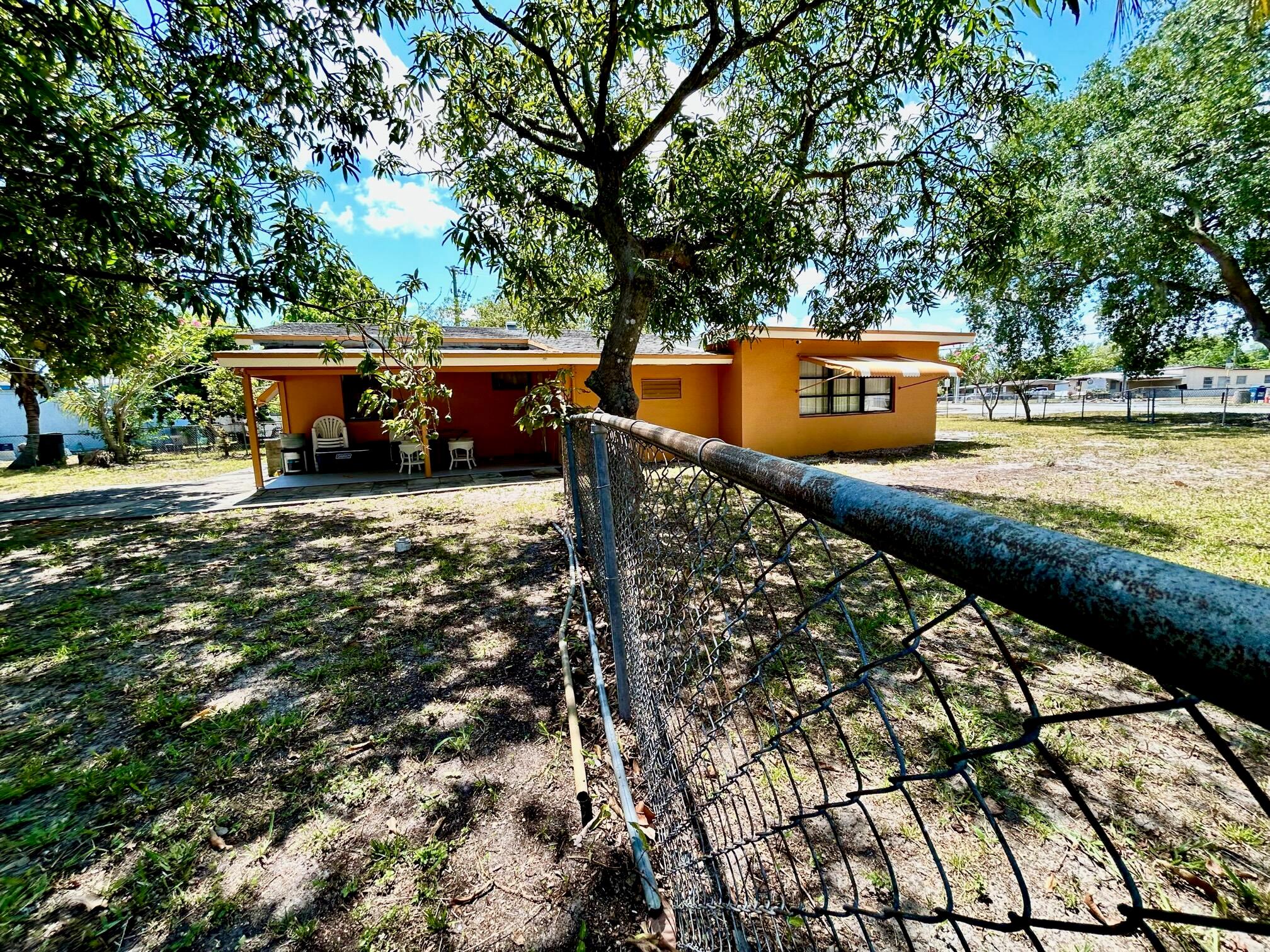 LAUDERDALE MONORS - Residential