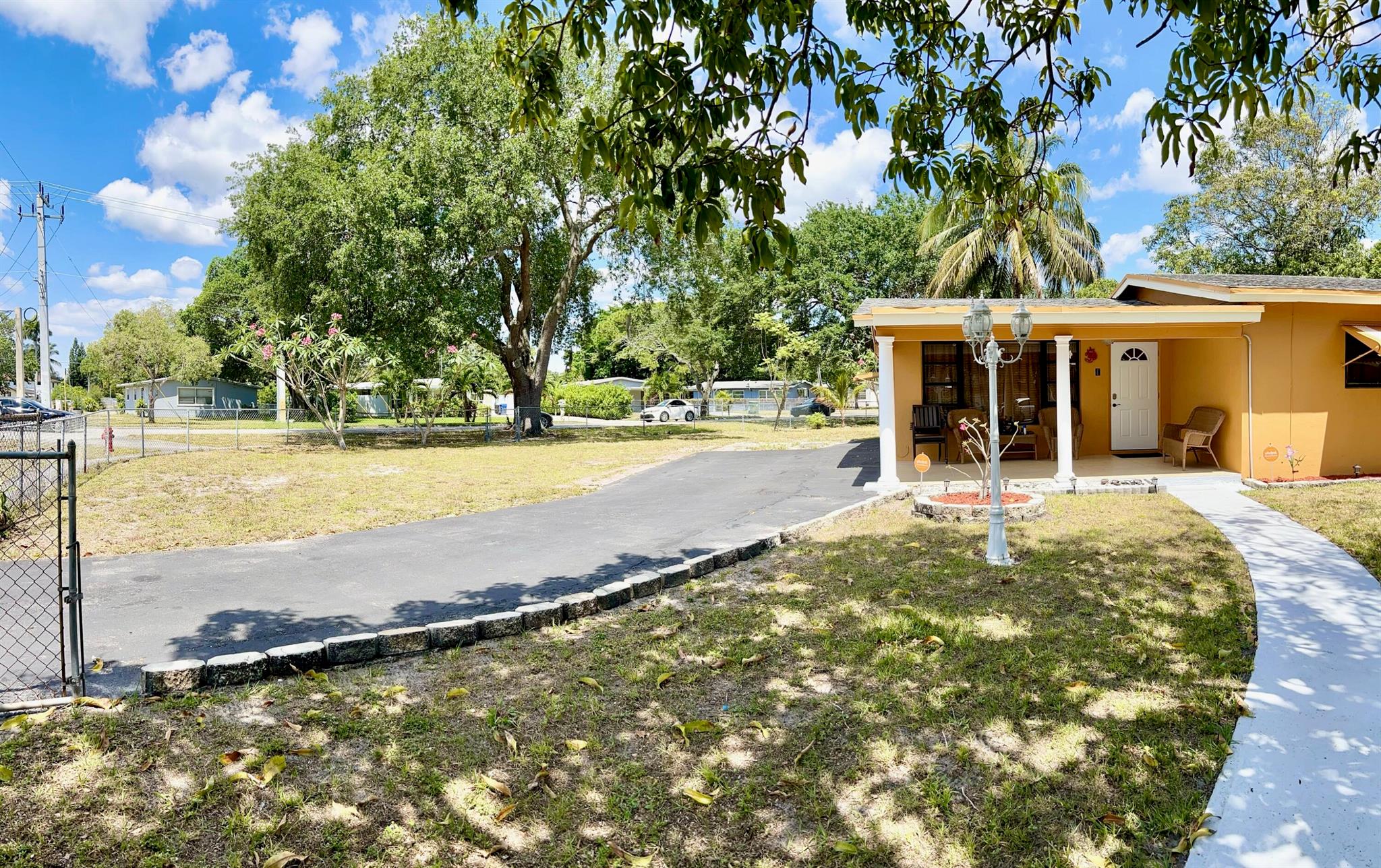 LAUDERDALE MONORS - Residential